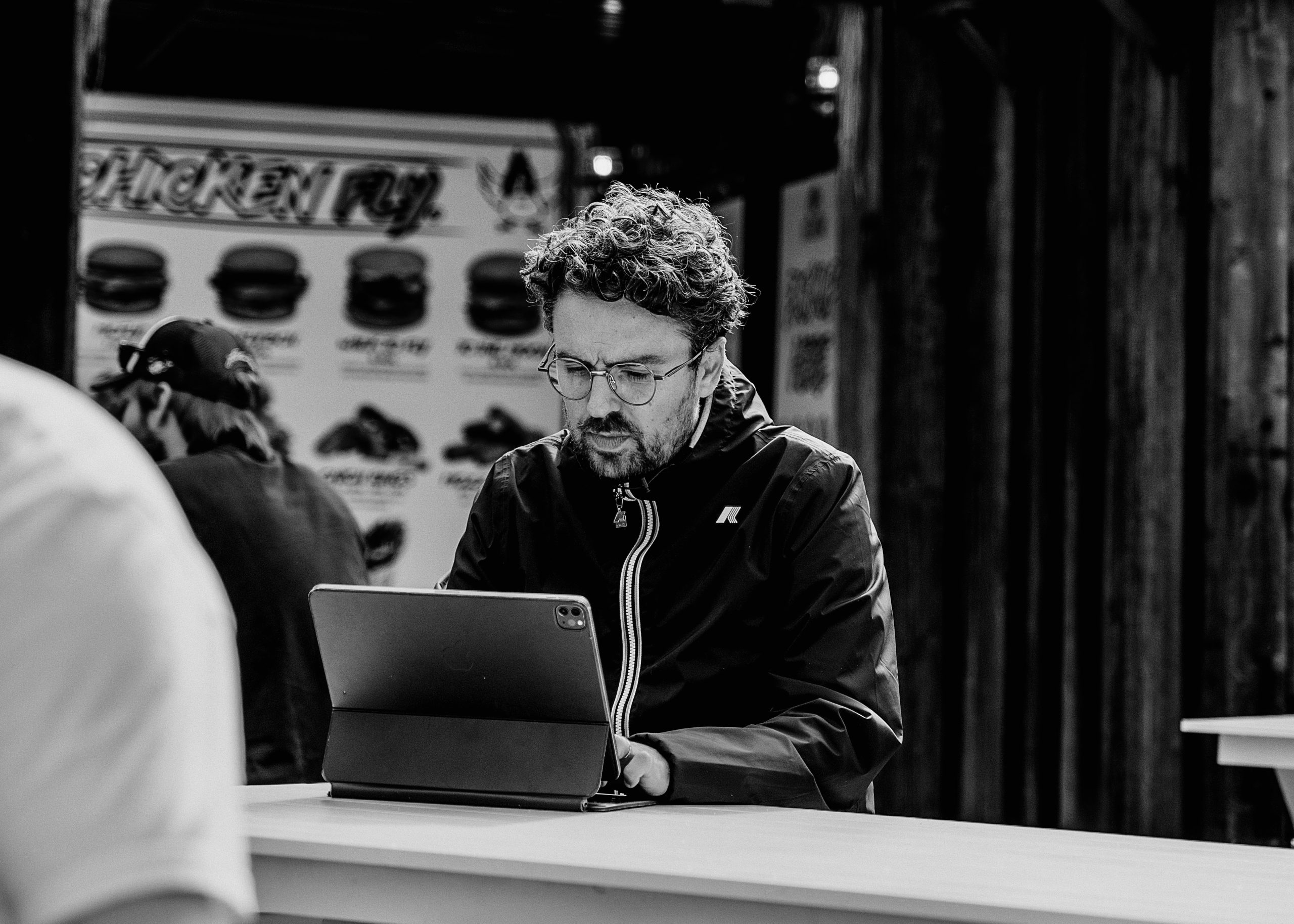 On ne te paiera jamais assez pour te laisser emmerder